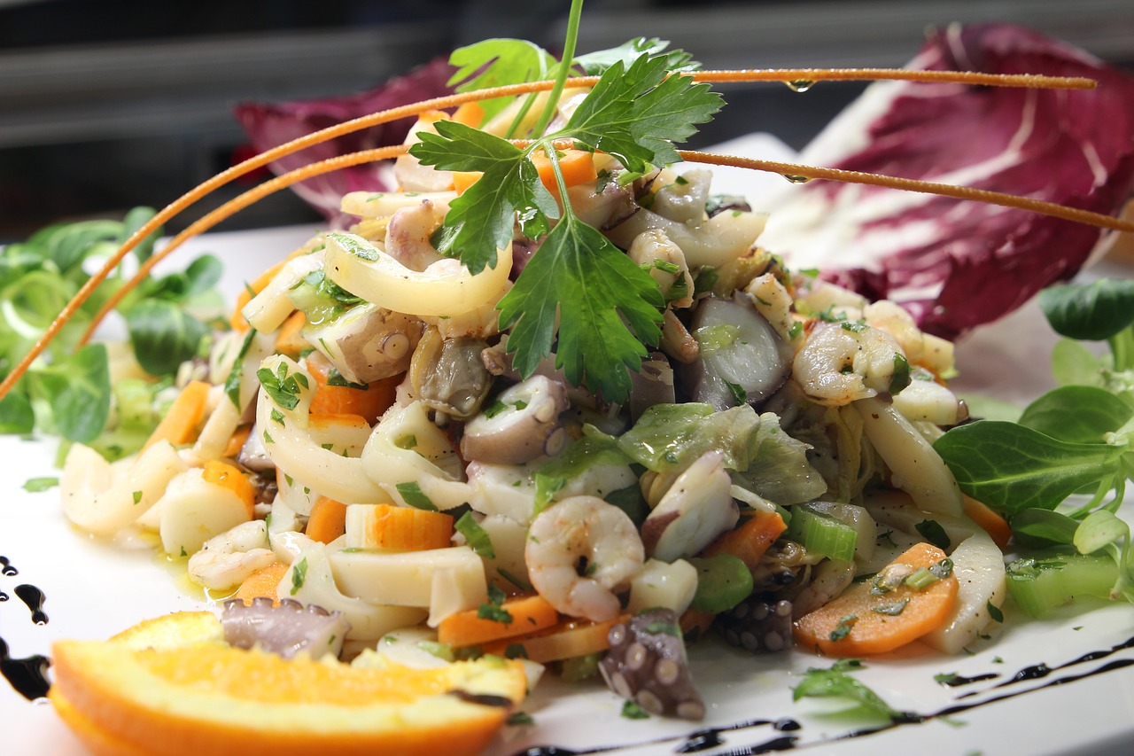 sea salad, shrimps, rocket salad