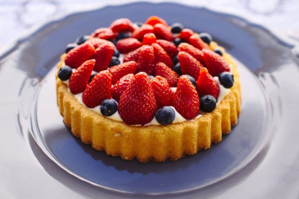 strawberries, cake, blueberries