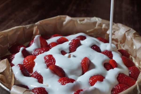 strawberry cake with cream