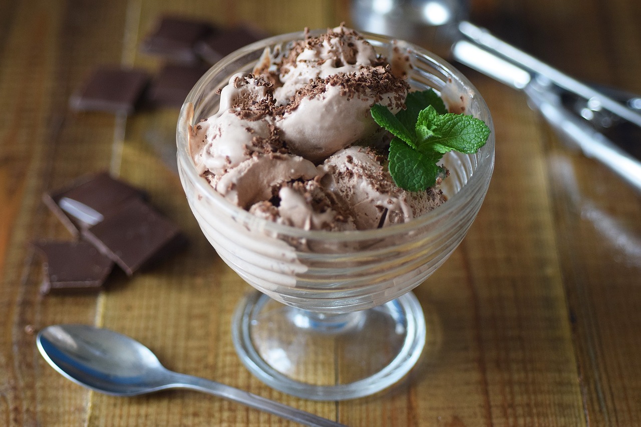 chocolate ice cream, homemade ice cream, ice cream with chocolate