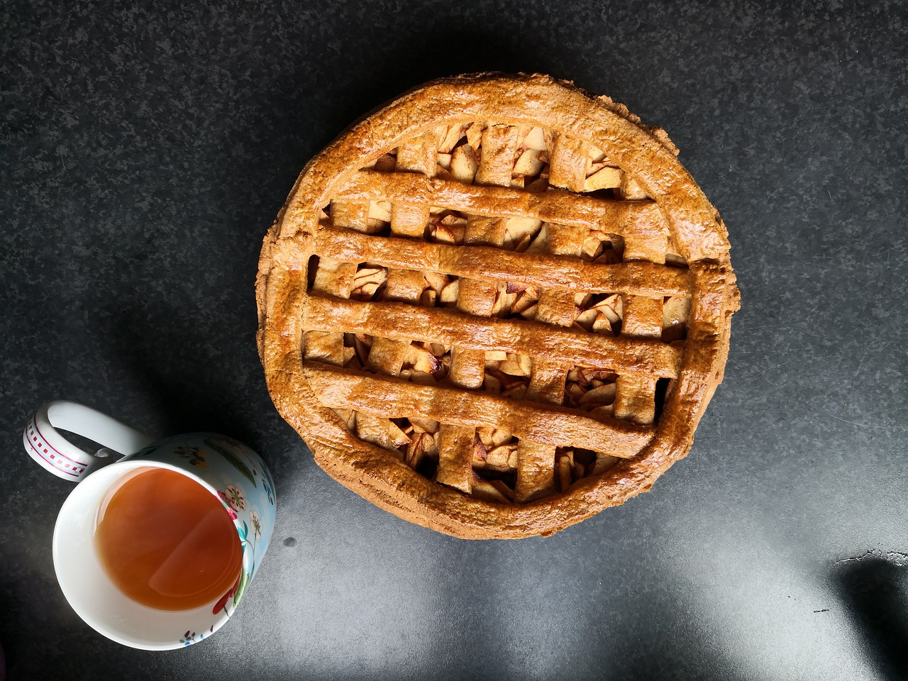 apple pie, tea, dessert